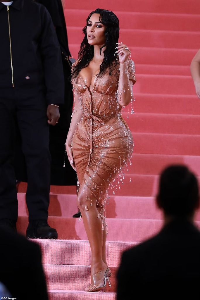 64693593-11444015-kimkardashianconstrictivethierrymuglerlookforthe2019met-a-71668805432115-16688542854102079020481.jpg