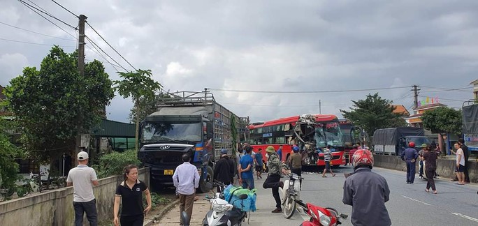 Tai nạn liên hoàn giữa 2 xe khách và xe tải, nhiều người thương vong - Ảnh 2.