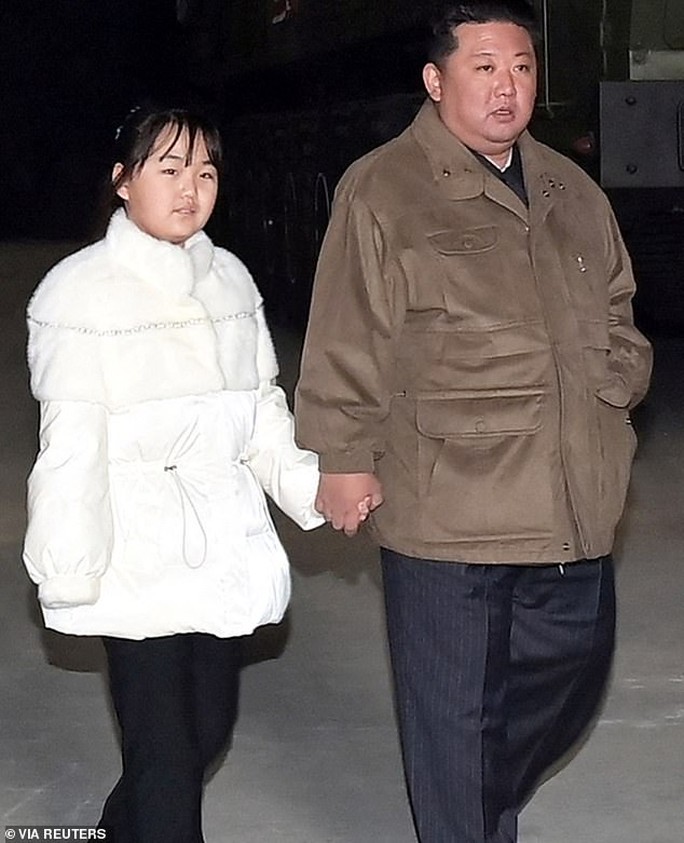Cận cảnh con gái lãnh đạo Triều Tiên hào hứng xem phóng tên lửa - Ảnh 1.
