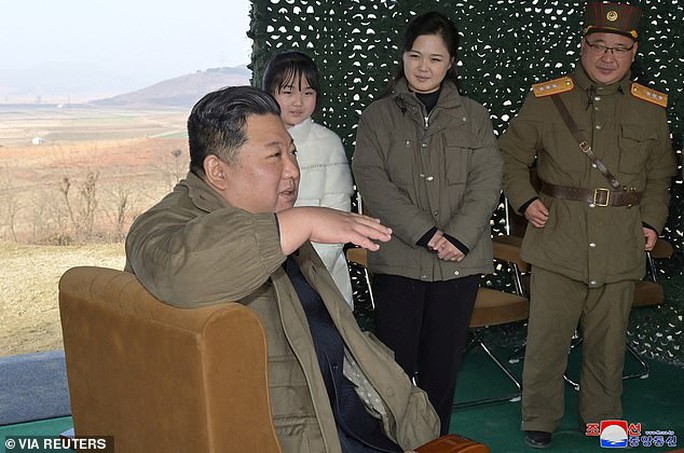 Cận cảnh con gái lãnh đạo Triều Tiên hào hứng xem phóng tên lửa - Ảnh 3.