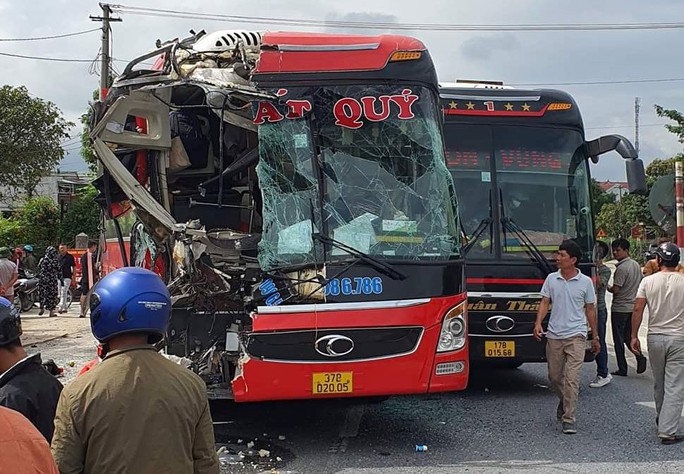 Tai nạn liên hoàn giữa 2 xe khách và xe tải, nhiều người thương vong - Ảnh 1.
