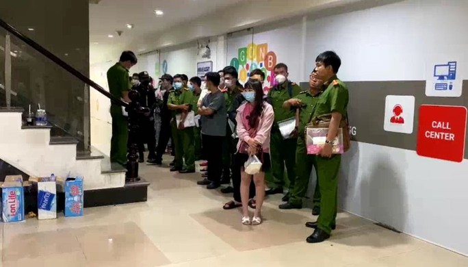 Công an TP HCM bắt 13 người chuyên gọi điện chửi khách hàng - Ảnh 3. Công an TP HCM bắt 13 người chuyên gọi điện chửi khách hàng - Ảnh 3.