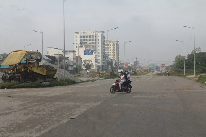 Cận cảnh tuyến đường gần 1 km, đầu tư 280 tỉ đồng gần 20 năm vẫn chưa xong - Ảnh 11. Cận cảnh tuyến đường gần 1 km, đầu tư 280 tỉ đồng gần 20 năm vẫn chưa xong - Ảnh 11.