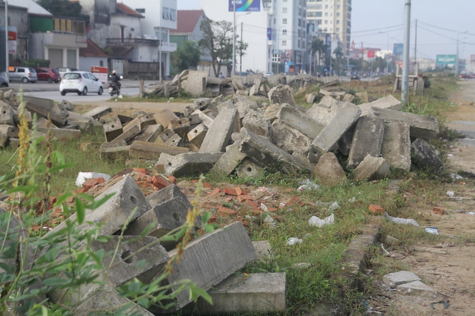 Cận cảnh tuyến đường gần 1 km, đầu tư 280 tỉ đồng gần 20 năm vẫn chưa xong - Ảnh 6. Cận cảnh tuyến đường gần 1 km, đầu tư 280 tỉ đồng gần 20 năm vẫn chưa xong - Ảnh 6.