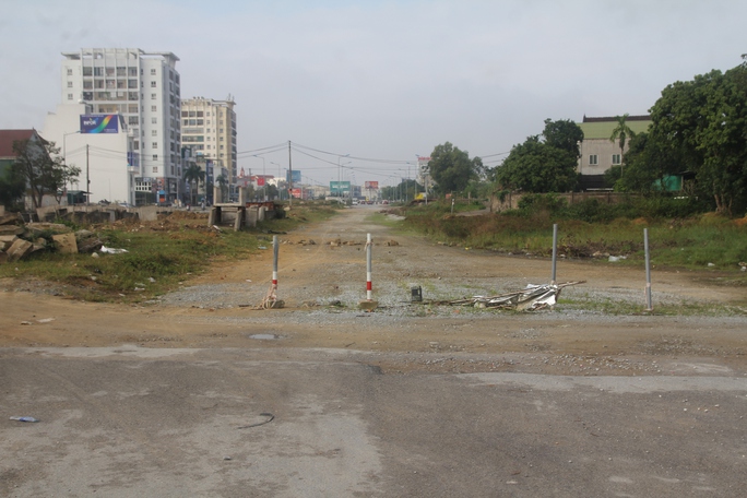 Cận cảnh tuyến đường gần 1 km, đầu tư 280 tỉ đồng gần 20 năm vẫn chưa xong - Ảnh 3. Cận cảnh tuyến đường gần 1 km, đầu tư 280 tỉ đồng gần 20 năm vẫn chưa xong - Ảnh 3.