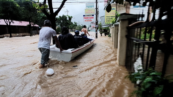 Quy Nhơn: 2 ngày mưa lớn, người dân dùng thuyền di chuyển qua chỗ ngập - Ảnh 2.