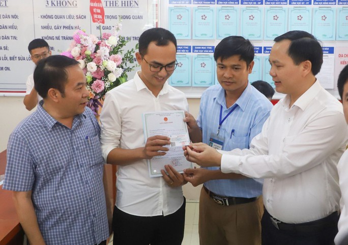 Công dân đầu tiên nhận giấy khai sinh, thẻ BHYT qua dịch vụ công liên thông - Ảnh 1.