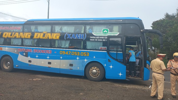 Chở hơn 20 hành khách, tài xế có nồng độ cồn rất cao - Ảnh 1. Chở hơn 20 hành khách, tài xế có nồng độ cồn rất cao - Ảnh 1.