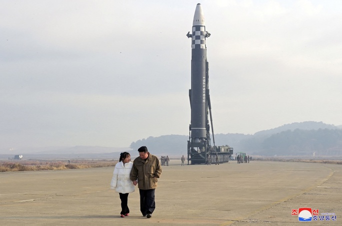 Tình báo Hàn Quốc tiết lộ về con gái ông Kim Jong-un - Ảnh 2.