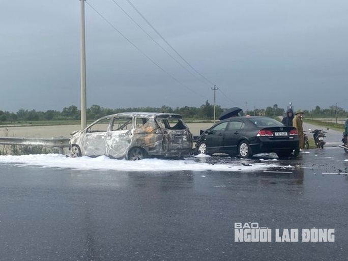 Tai nạn ở Quảng Bình, ôtô 5 chỗ bị cháy trơ khung - Ảnh 2.