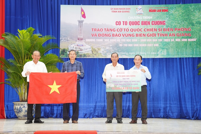 Trao tặng 10.000 lá cờ Tổ quốc cho đồng bào biên giới và chiến sĩ biên phòng An Giang - Ảnh 1.