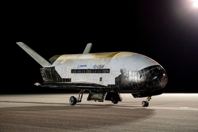 Tàu vũ trụ tuyệt mật X-37B của Mỹ hạ cánh, hé lộ nhiều thí nghiệm “lạ” - Ảnh 1.