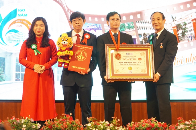Bệnh viện Bệnh Nhiệt đới TP HCM lập kỷ lục Việt Nam - Ảnh 1.