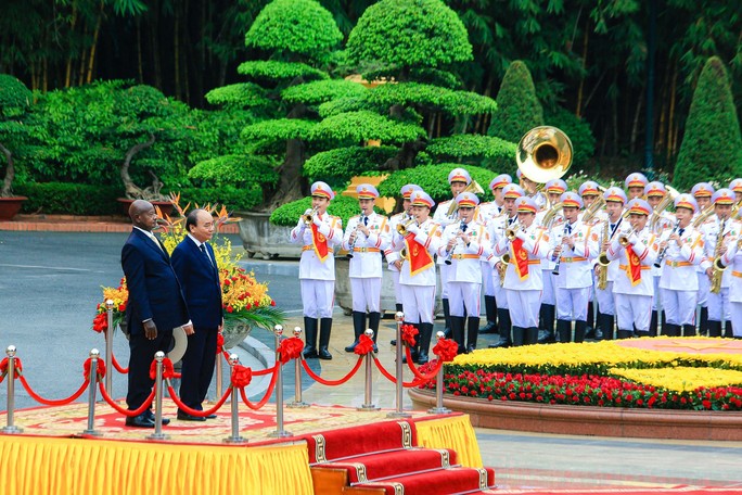 Chủ tịch nước Nguyễn Xuân Phúc đón, hội đàm với Tổng thống Uganda - Ảnh 2.