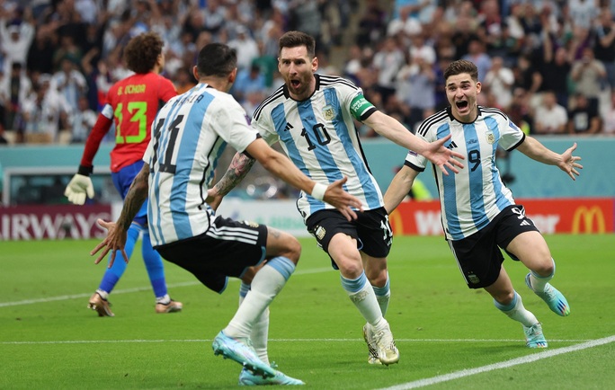 Mưa kỷ lục gọi tên Messi, Argentina mơ bước qua vòng bảng - Ảnh 2.