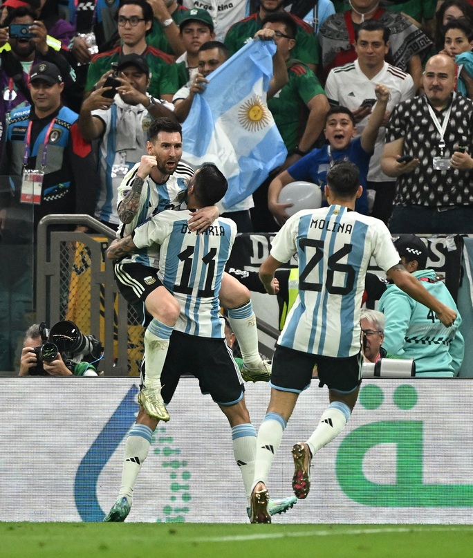Mưa kỷ lục gọi tên Messi, Argentina mơ bước qua vòng bảng - Ảnh 3.