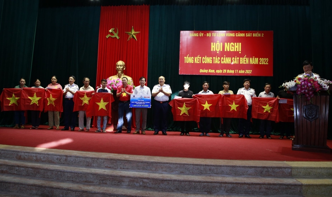 Trao 1.000 lá cờ Tổ quốc cho ngư dân tỉnh Quảng Nam - Ảnh 4.