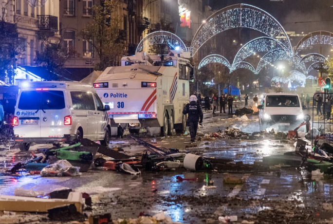 Bỉ thua thảm Morocco, CĐV bạo động trên đường phố Brussels - Ảnh 9.