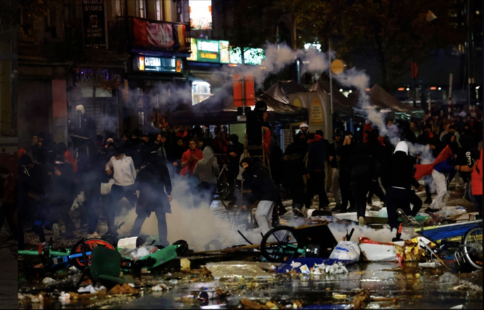 Bỉ thua thảm Morocco, CĐV bạo động trên đường phố Brussels - Ảnh 8.