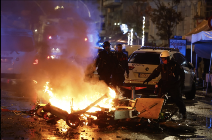 Bỉ thua thảm Morocco, CĐV bạo động trên đường phố Brussels - Ảnh 4.