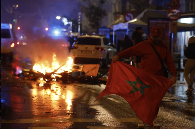 Bỉ thua thảm Morocco, CĐV bạo động trên đường phố Brussels - Ảnh 1.