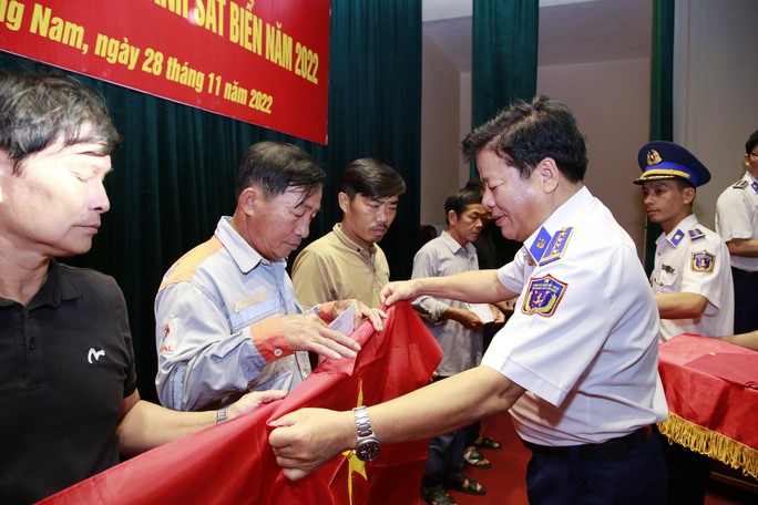 Trao 1.000 lá cờ Tổ quốc cho ngư dân tỉnh Quảng Nam - Ảnh 2.