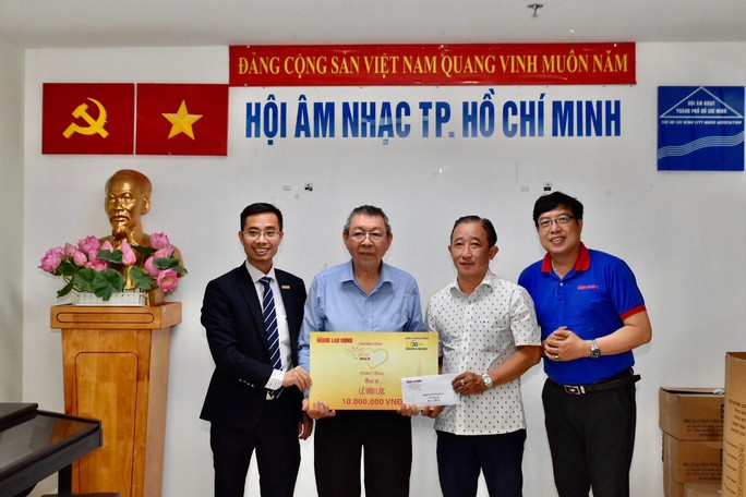 "Mai Vàng nhân ái" thăm nhạc sĩ Lê Văn Lộc và NSƯT - ca sĩ Nhất Sinh