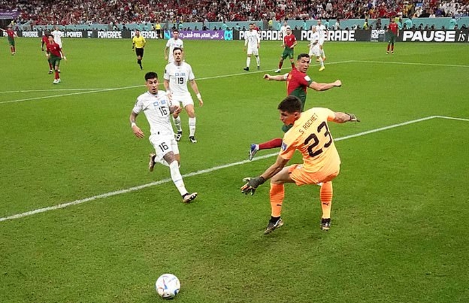 Ronaldo ăn mừng hụt kỷ lục, cộng đồng mạng đua nhau chế nhạo - Ảnh 4.