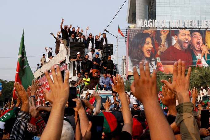 Cựu Thủ tướng Pakistan Imran Khan bị bắn giữa cuộc biểu tình - Ảnh 2.