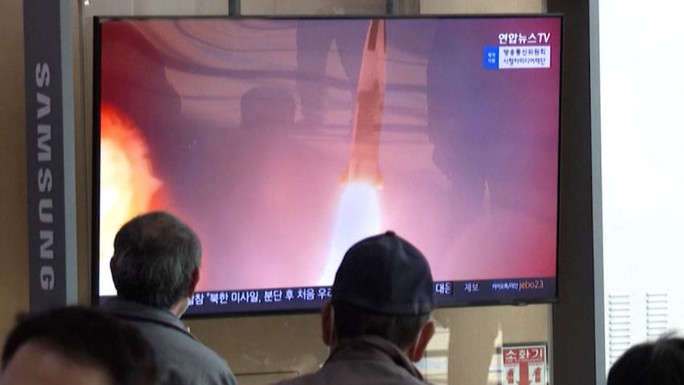 Triều Tiên lại tiếp tục bắn tên lửa đạn đạo - Ảnh 1.