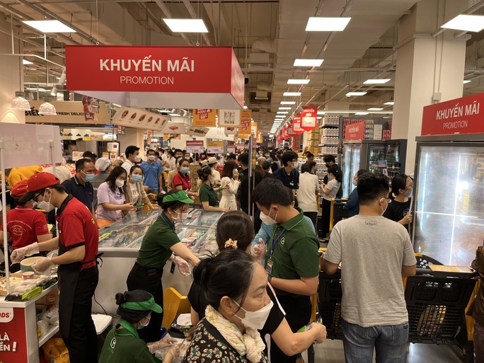 Chen nhau mua hàng ở đại siêu thị Emart Sala - Ảnh 1.