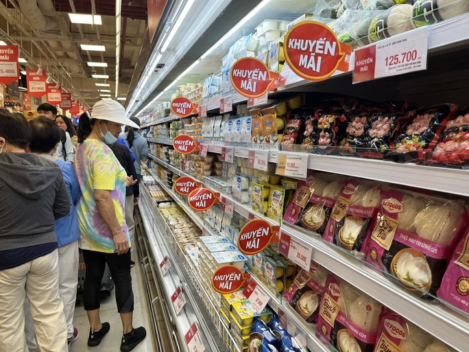 Chen nhau mua hàng ở đại siêu thị Emart Sala - Ảnh 2.