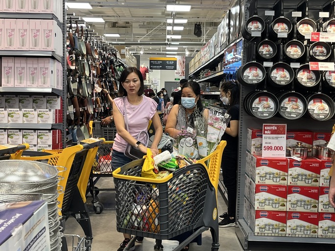Chen nhau mua hàng ở đại siêu thị Emart Sala - Ảnh 4.