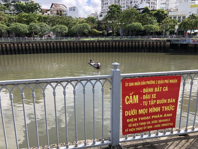 Clip: Ngang nhiên chích điện bắt cá trên kênh Nhiêu Lộc - Thị Nghè - Ảnh 5.