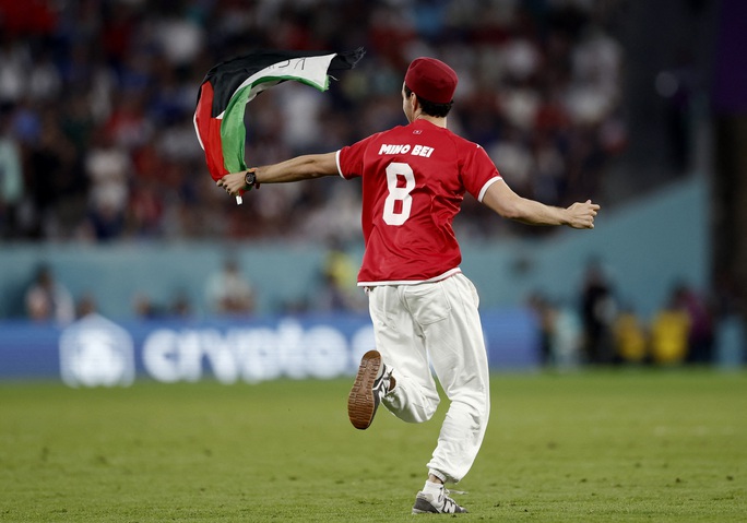 CĐV Tunisia vào sân gây náo loạn trận đấu với tuyển Pháp - Ảnh 4.