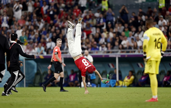 CĐV Tunisia vào sân gây náo loạn trận đấu với tuyển Pháp - Ảnh 9.