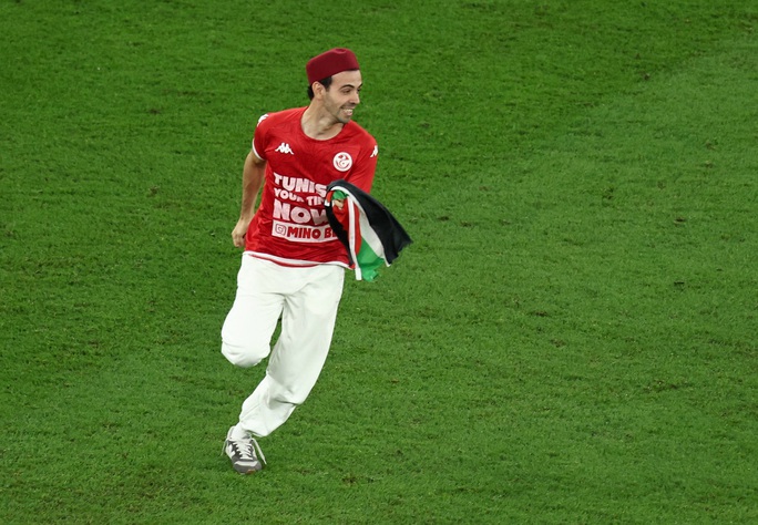 CĐV Tunisia vào sân gây náo loạn trận đấu với tuyển Pháp - Ảnh 3.