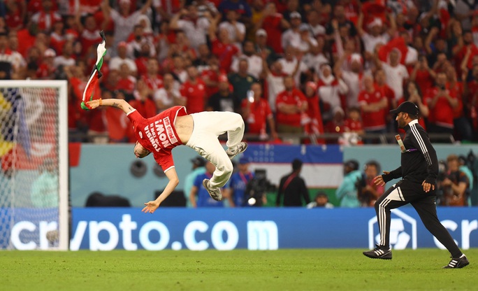 CĐV Tunisia vào sân gây náo loạn trận đấu với tuyển Pháp - Ảnh 7.
