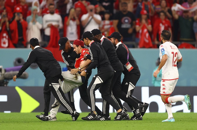 CĐV Tunisia vào sân gây náo loạn trận đấu với tuyển Pháp - Ảnh 12.