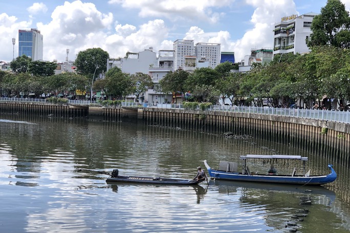 Clip: Ngang nhiên chích điện bắt cá trên kênh Nhiêu Lộc - Thị Nghè - Ảnh 4.