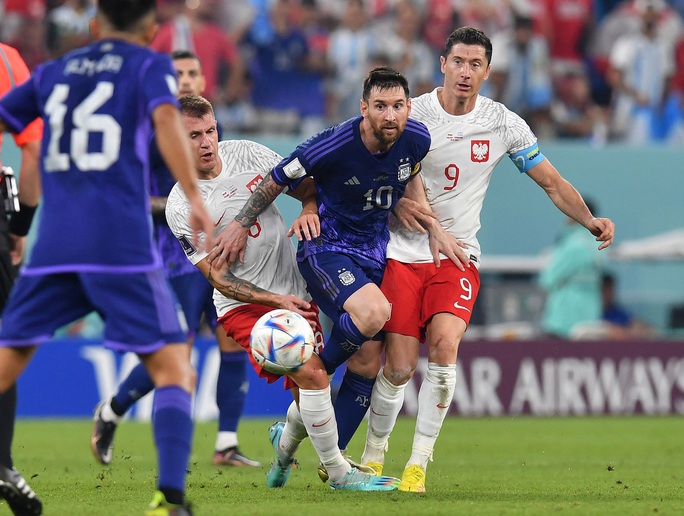 Messi sút hỏng penalty, Argentina dìu Ba Lan vào vòng 1/8 - Ảnh 1.