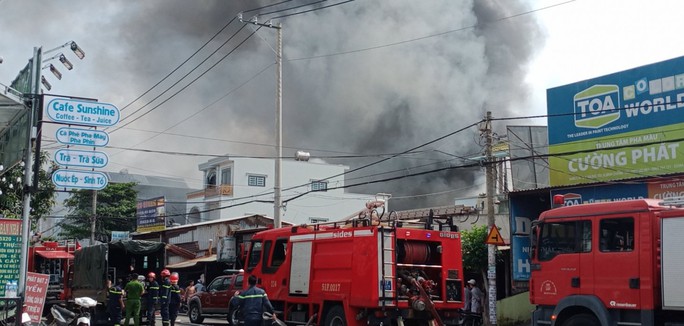 CLIP: 23 xe chữa cháy cấp tập dập lửa tại kho phế liệu ở huyện Bình Chánh - Ảnh 2.