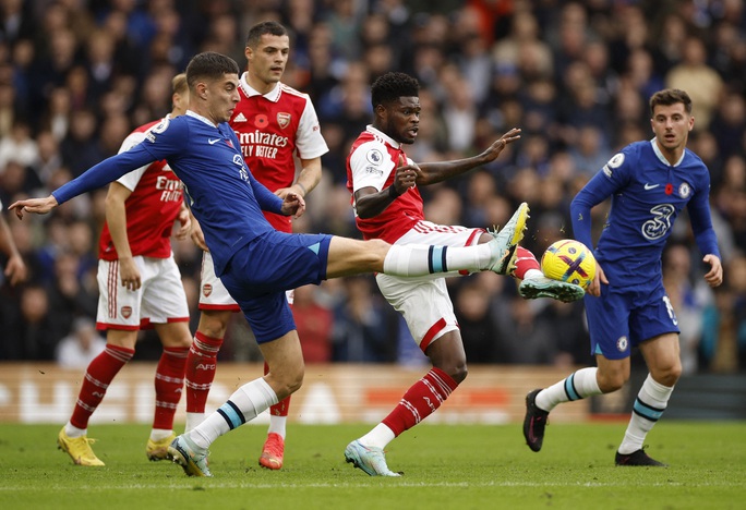 Thắng Chelsea tại Stamford Bridge, Arsenal đòi lại ngôi đầu Ngoại hạng - Ảnh 2.