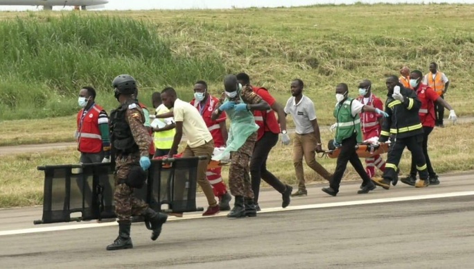 CLIP: Chạy đua giải cứu hành khách trong máy bay lao xuống hồ ở Tanzania - Ảnh 2.