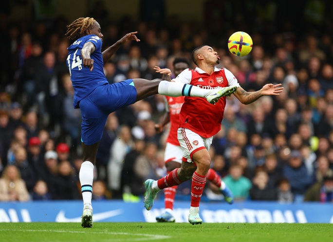 Thắng Chelsea tại Stamford Bridge, Arsenal đòi lại ngôi đầu Ngoại hạng - Ảnh 1.