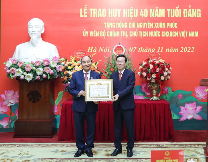 Trao Huy hiệu 40 năm tuổi Đảng tặng Chủ tịch nước Nguyễn Xuân Phúc - Ảnh 1.
