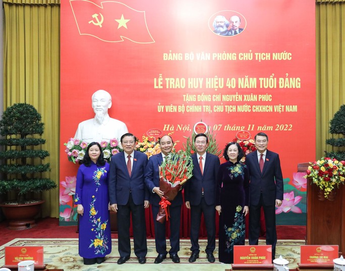Trao Huy hiệu 40 năm tuổi Đảng tặng Chủ tịch nước Nguyễn Xuân Phúc - Ảnh 3.