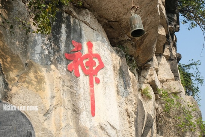 Tô sơn mới bài thơ, chữ thần trên vách đá ở di tích quốc gia chùa Quan Thánh - Ảnh 3.