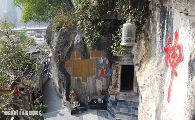 Tô sơn mới bài thơ, chữ thần trên vách đá ở di tích quốc gia chùa Quan Thánh - Ảnh 2.