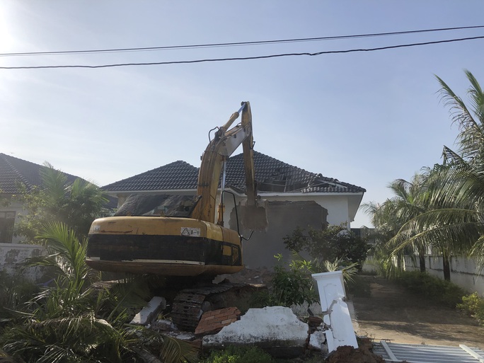 Clip: Cưỡng chế 2 biệt thự trong khu 79 căn ở Phú Quốc - Ảnh 6.